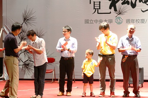 校長周景揚（左一）頒獎表揚教職員組得獎者。陳文龍攝