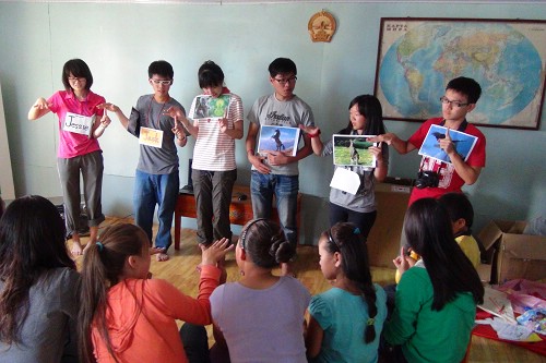 中央國際志工與蒙古育幼院孩童進行團康教學，一步步拉近彼此的距離。黃裕隆攝