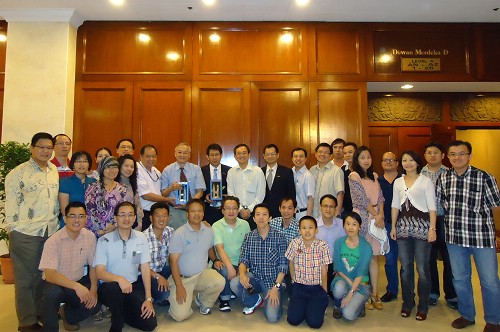 教育部長蔣偉寧（著西裝者）也參與此次中央大學馬來西亞校友會聚會。照片國際處提供