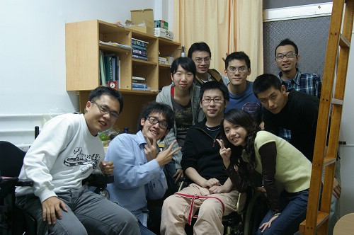 張桓2007年剛復學時，受到同學們的友誼包圍，讓他倍感溫暖。照片張桓提供