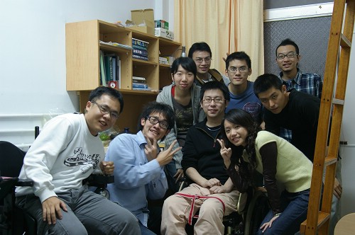 張桓2007年剛復學時,受到同學們的友誼包圍,讓他倍感溫暖。照片張桓提供