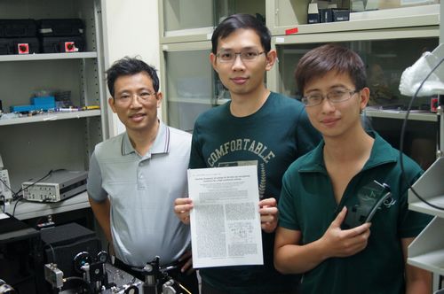 中央大學物理系專案副教授鄭王曜(左)將榮耀歸給學生,中為論文第一作者吳建明,右為第二作者劉子維。王欣雯攝