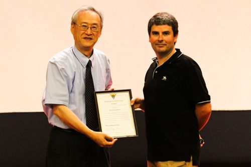 年輕物理學家David Barney首度來台發表演說，中央大學李光華副校長特頒感謝奬，表示感謝。戴伯誠攝 