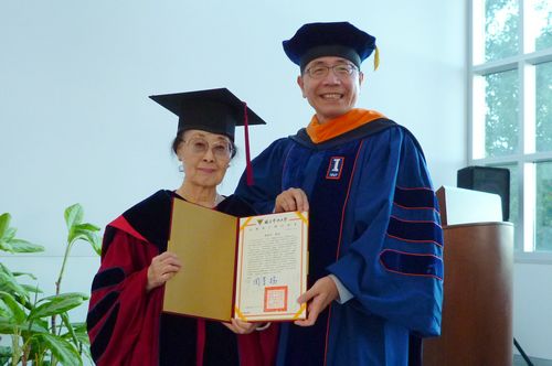 中央大學周景揚校長專程赴美頒授聶華苓教授名譽博士,肯定其對國際文壇和人類文化之重要貢獻。朱韻璇攝