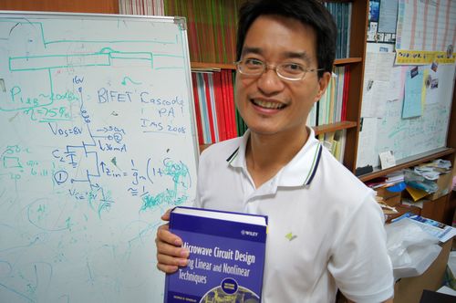 電機系張鴻埜教授做出前瞻性的雙極管微波電路研究,今年榮獲國科會「102年度吳大猷紀念獎」之肯定。王欣雯攝