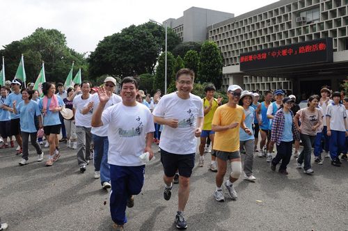 中央大學校長周景揚、中大壢中校長胡劍峰共同領跑中央大學校園乙圈。陳俊名攝