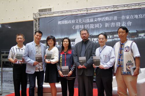 受桃園文化局之邀,歷經半年實地考察,中文系焦桐老師出版新書《滇味到龍岡》,領讀者發掘不同的眷村文化。陳如枝攝