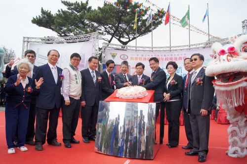 眾人共同切下蛋糕,祝福中大壢中生日快樂、校運昌隆!陳如枝攝