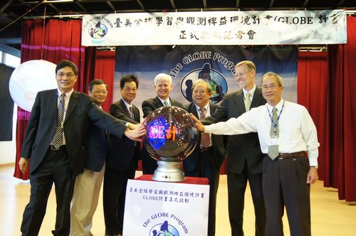 GLOBE Taiwan計畫宣布正式啟動,左起計畫主持人中央大學大氣系林沛練教授、中央大學地科學院院長朱延祥、中央大學副校長劉振榮、美國在台協會馬啟思(Christopher Marut)處長、國科會副主委牟中原、美國在台協會副處長酈英傑(Brent Christensen)、師大附中校長卓俊辰。陳如枝攝