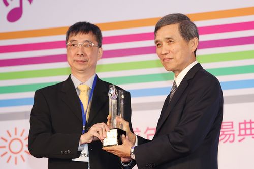 中央大學創新育成中心榮獲經濟部中小企業處頒發的「促進投資獎」,由主秘暨育成中心主任徐國鎧(左)出席,接受總統府國策顧問施顏祥(右)頒獎。照片育成中心提供