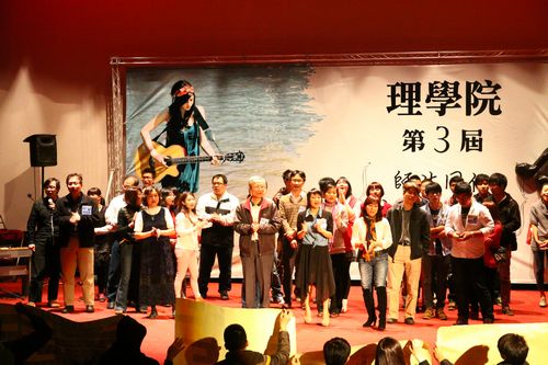 由校長周景揚、理學院院長李正中等帶領合唱《明天會更好》,透過美妙的歌聲,迎向更美好的未來!徐瀚湘攝