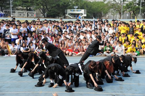 102年熱舞大賽冠軍隊伍-資管系,受邀到運動會開幕式表演,ending的麥可傑克森獨門舞步「45度前傾」,令人嘖嘖驚奇!駱主安、陳俊名攝