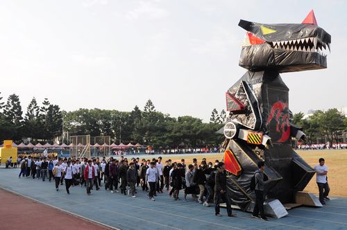 機械系扛出三層樓高的「巨龍」精神指標,氣勢磅礡,拿下入場「最佳主題獎」。駱主安、陳俊名攝