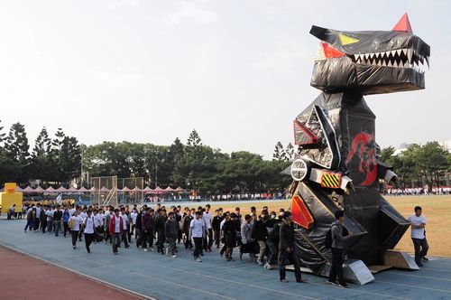 機械系扛出三層樓高的「巨龍」精神指標，氣勢磅礡，拿下入場「最佳主題獎」。駱主安、陳俊名攝