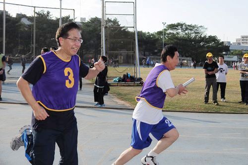中央大學校長周景揚(左)、副校長劉振榮(右)首次加入教職員組800公尺大隊接力行列,棒棒相承,齊力同心!駱主安、陳俊名攝