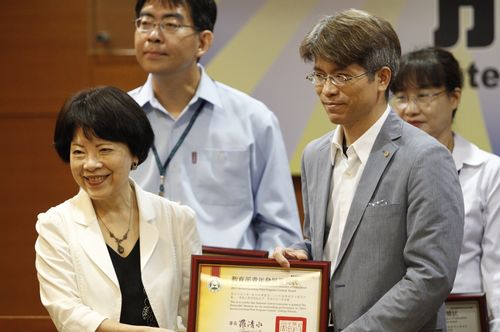 中央大學榮獲「服務學習示範性及研究計畫」大專院校組佳作獎,由教育部次長黃碧端頒發獎狀,由中央大學陳宣毅副學務長代表領獎。照片政治大學數位文化行動研究室提供
