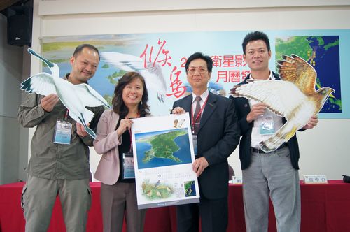 中央大學與台灣大學共同推出的2014「候鳥─衛星篇」衛星影像月曆,左起台灣大學森林環境暨資源系丁宗蘇教授、袁孝維主任、中央大學副校長劉振榮、中央大學太空及遙測中心張中白教授。朱韻璇攝