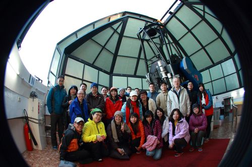 廣角鏡頭下的中央大學鹿林天文台一米望遠鏡。照片天文所提供