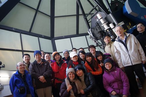 教育部長蔣偉寧（左二）帶領媒體登上中央大學鹿林天文台，分享「邁向頂尖大學計畫」之卓越成果。李美儀攝
