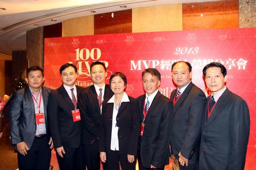 中央大學EMBA執行長李小梅教授（中）與六位獲得《經理人月刊》MVP經理人合影。照片EMBA辦公室提供