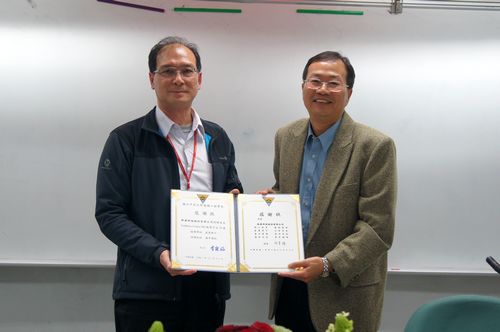 新唐科技黃瑞明副總經理（左）捐贈給中央大學微處理器教學平台，由資電學院林銀議副院長（右）代表接受。潘采芹攝