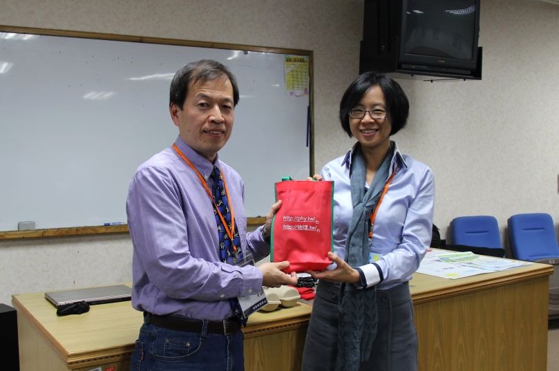 科學教育中心主任朱慶琪（右）頒發紀念品，感謝講者台師大相子元教授。照片科教中心提供