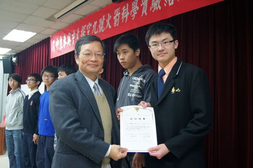 ：國立中央大學地球科學院院長朱延祥（左）頒發結業證書給參與探空火箭九號任務課程結訓的高中生。陳如枝攝