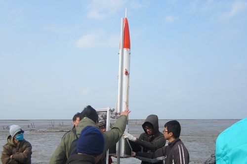 交通大學前瞻火箭研究中心團隊在寒風中將 APPL-7II 火箭架設於發射台，順利完成任務。照片交大前瞻火箭研究中心提供