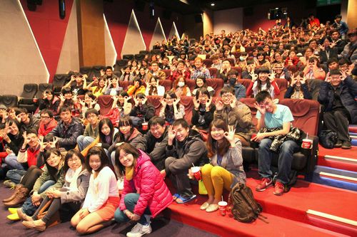 中央大學課外組在12月4日晚上包場，讓同學們有機會觀賞《看見台灣》紀錄片。顏薇攝