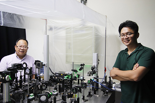 中央大學光電系講座教授孫慶成（左）與助理教授余業緯（右）攜手合作，發展出一個新穎的微型化取像系統，解析度可達「微米」等級。陳如枝攝
