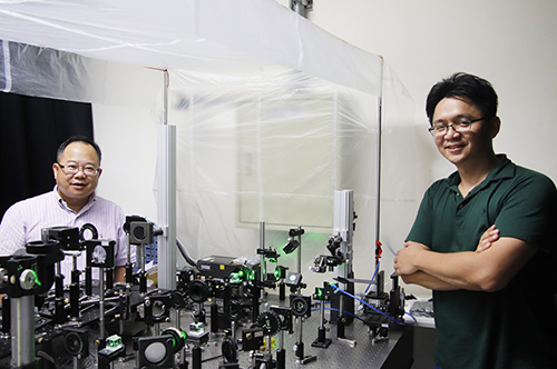 中央大學光電系講座教授孫慶成(左)與助理教授余業緯(右)攜手合作,發展出一個新穎的微型化取像系統,解析度可達「微米」等級。陳如枝攝