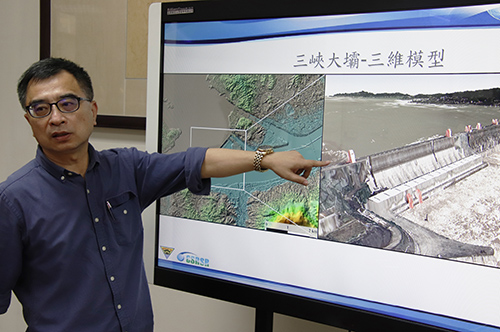 中央大學太空及遙測研究中心利用衛星遙測科技來研究三峽大壩議題,主任蔡富安提供專業的判讀。陳如枝攝