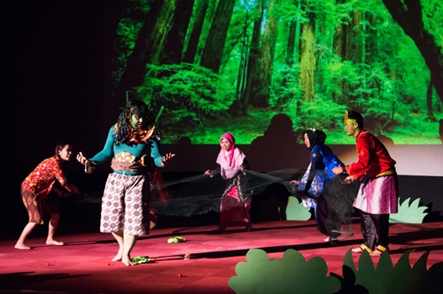 The amazing one-hour-long musical included the traditional performances from ten different places. Photo by Peng Guo-ying