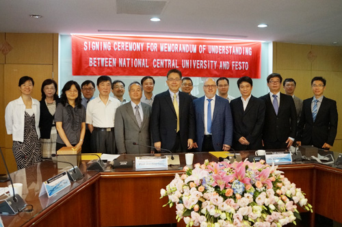 NCU and managers of Festo at the MOU-signing ceremony witness the beginning of a new partnership. Photo by Chu yun-hsuan
