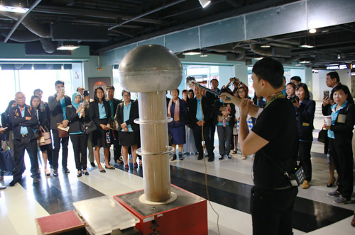 SMTAT visited National Taiwan Science Education Center, and a professional guide helped give explanation. Photo provided by GLOBE Program Taiwan.