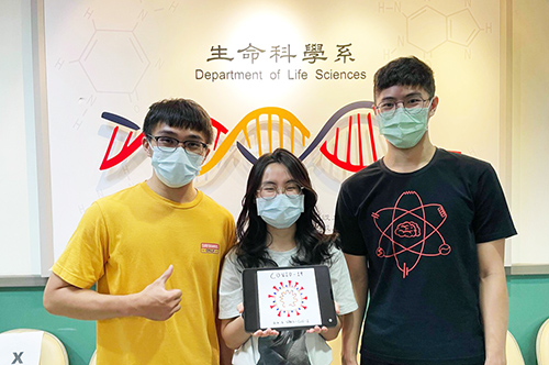 中央大學生命科學系徐偉倫(左)、翁子涵(中)和吳傳喆(右)三位應屆畢業生所製播的「Covid-19檢測方法」短片,透過有趣的科普圖解,快速而清楚解說三種檢測方法。照片生科系提供