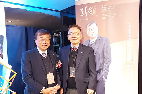 中央大學周景揚校長(右)出席頒獎典禮,向陳德懷教授表達恭賀之意。照片網學所提供
