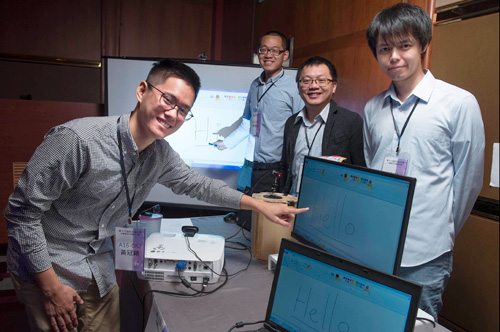 The NCU team, the golden award winner of the application group of the 16th Macronix Golden Silicon Awards, demonstrates their prized work, a novel technique of optical touch screen. PHOTO: Lin Kuan-chih 