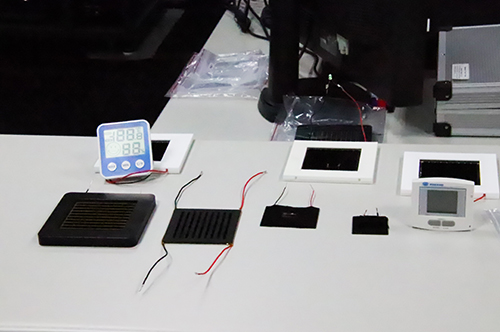 新世代太陽能電池創新技術,於室內弱光/燈光環境下能仍保有高效率,比起單晶矽太陽能板的發電功率高出數倍以上,其效率的認定由太陽能電池校正/效率驗證實驗室執行。陳薏安攝