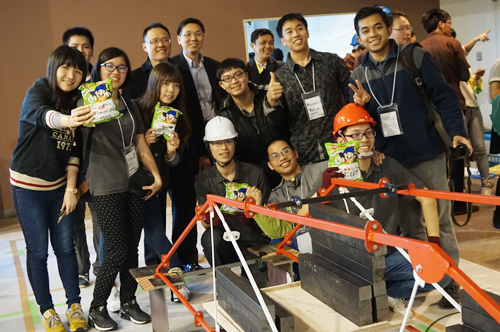 Team 7-11 led by Hsieh-Lung Hsu, Associate Dean of College of Engineering (fifth from left), and Assistant Prof. Wen-Yi Hung (fourth from left) successfully completed the lightest bridge structure, which weighed 17 kg but could carry 300 kg loadings. The photo is from Department of Civil Engineering.