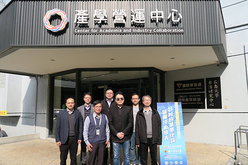 研究團隊在產學營運中心前合影。左至右:儀科中心真空組組長蕭健男博士、儀科中心副研究員陳維鈞博士、儀科中心副主任陳峰志博士、進化光學有限公司研發副總曾少澤博士、進化光學有限公司黃耀賢董事長、進化光學有限公司業務副總詹世豪博士、國立中央大學光電系陳昇暉教授。照片產學營運中心提供