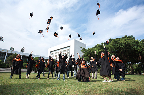 The site of the graduation ceremony of NCU in the 108th academic year was changed to the outdoors. The number of participants was limited to 200 people. (Photo credit: Chen-Wei Chung)