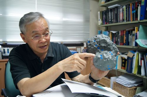 羅賽塔號計畫協同主持人葉永烜教授指著67P彗星模型，發現部分凹坑有活躍的灰塵噴流。陳如枝攝