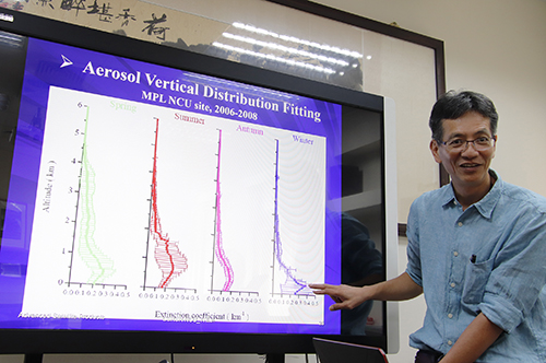 林唐煌教授說明大氣氣膠垂直分布擬合，以及主要成分辨識，掌握這兩個最重要的關鍵參數，數位預報平台便指日可待。陳如枝攝