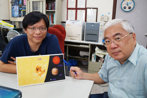 中大天文所姜博識博士後研究員（左）以及指導教授陳文屏（右），利用大型紅外線望遠鏡發現了最年輕、最低溫的棕矮星。朱韻璇攝