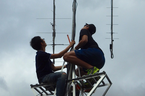 中大學生組裝衛星接收站天線。圖／張起維提供
