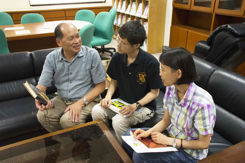 In the photo, figures from left to right respectively are Dr. Lee, Lou-Chuang, Academician of Academia Sinica, Huang Guan-Han, doctoral student of the Graduate Institute of Space Science, and Associate Professor Lin Chia-Hsien.   