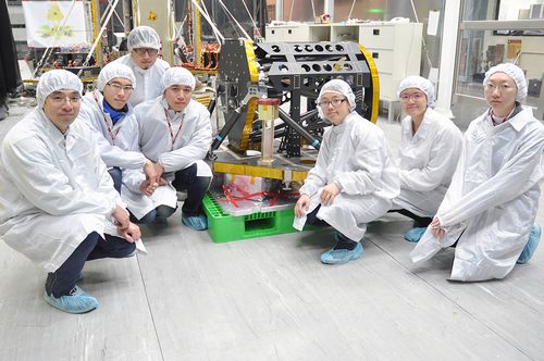 由中央大學太空科學所趙吉光所長(左一)帶領的科學團隊,不但自製研發「先進電離層探測儀」上太空,同時完成了65篇技術報告,展現驚人的研發實力! 照片太空所提供