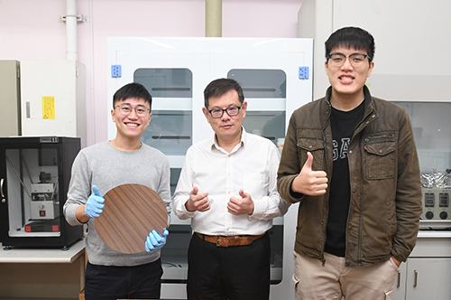 中央大學機械系李天錫教授(中)研究團隊對晶圓鍵合學理提出創新觀點,成果刊載於金屬頂尖期刊《材料學報》(Acta Materialia)。石孟佳攝