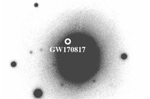 中子星合併發生的地點: 位於夏威夷的泛星計畫(Pan-STARRS)望遠鏡所拍攝的星系NGC4993可見光影像。白色圓圈為中子星合併發生的地點。照片天文所提供